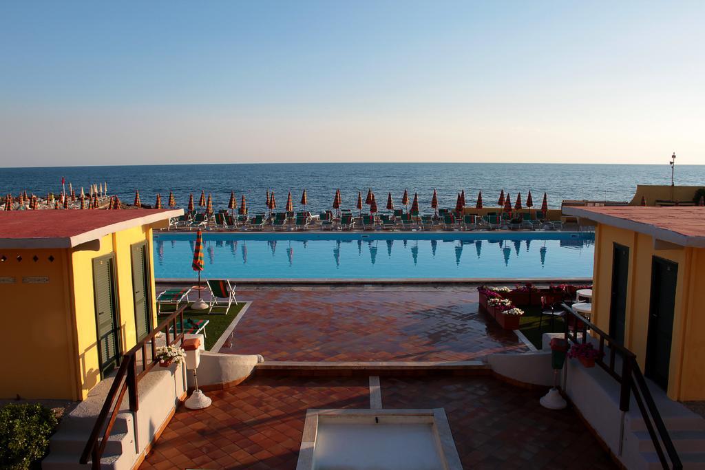 Sunbay Park Hotel Civitavecchia Exterior photo