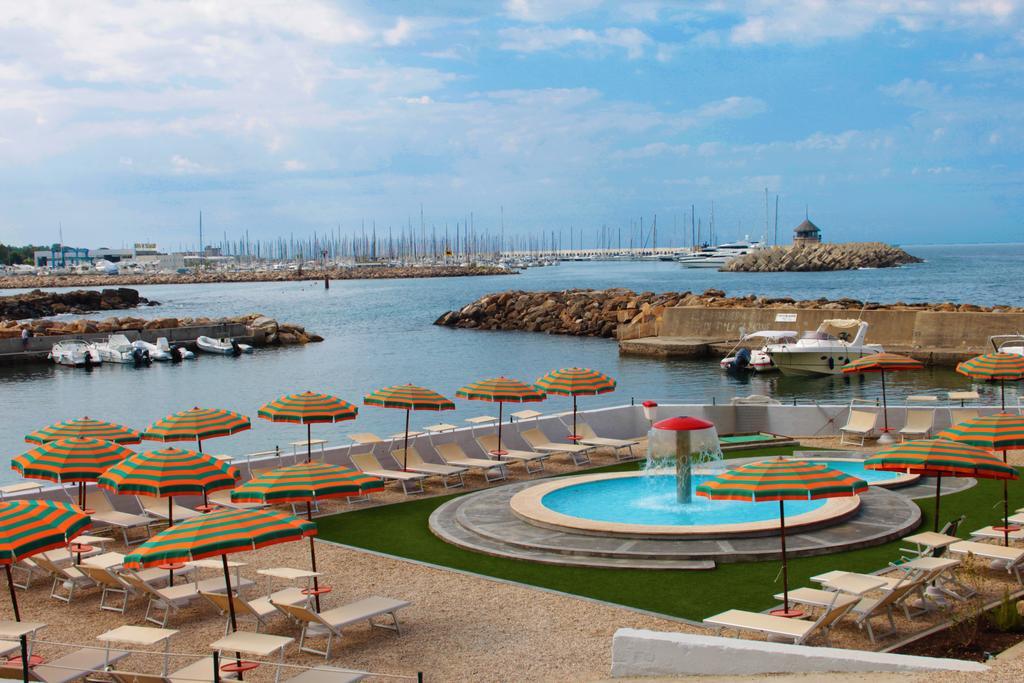 Sunbay Park Hotel Civitavecchia Exterior photo